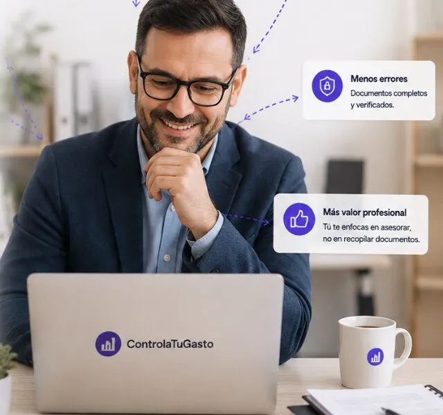Contador trabajando con la información de sus clientes ya organizada